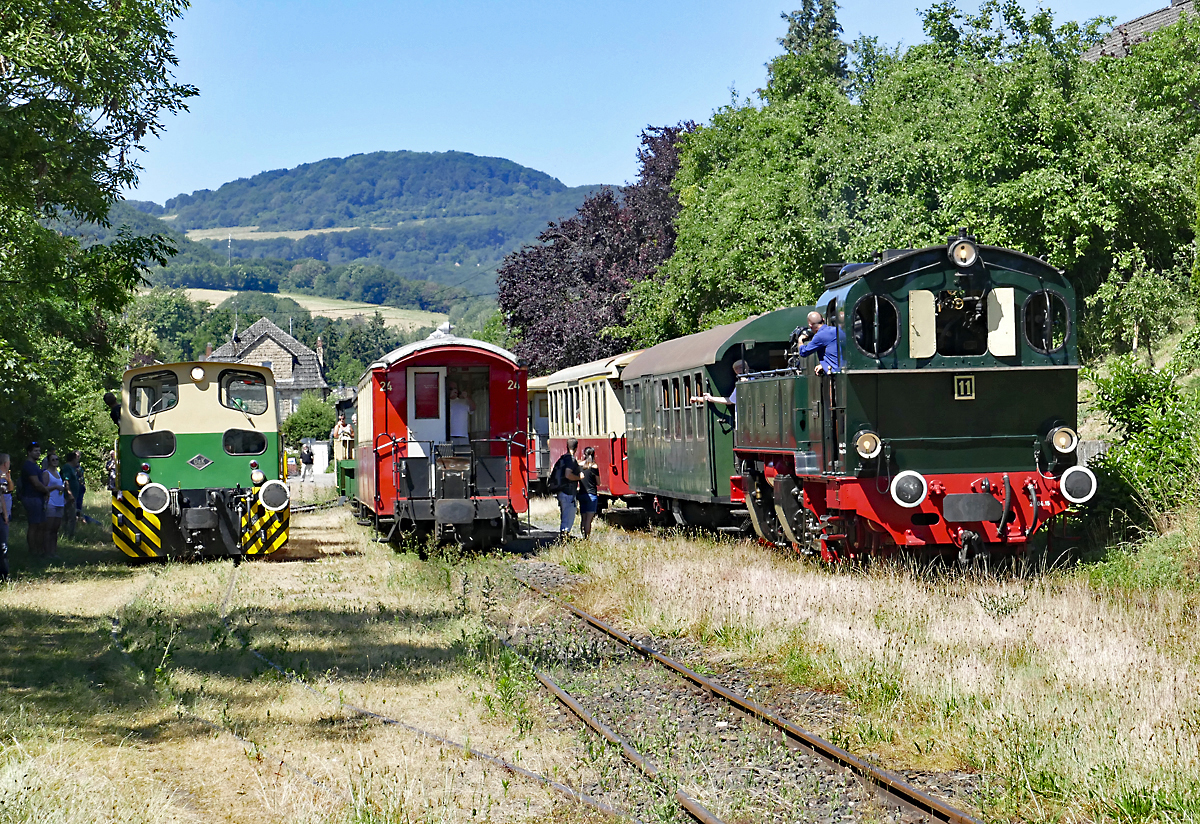 Abgehängte Garnitur zwischen D1 und D2-Dieselloks, sowie der Mallet 11sm, in Oberzissen- 29.06.2019