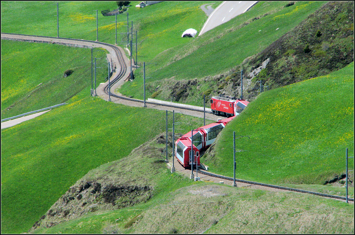 Abgelehnt: Mast und Signal verdecken ungünstig das Heck des Zuges -

Ein Clacier-Express auf Talfahrt zwischen Nätschen und Andermatt durchfährt einen sehr kurvenreichen Abschnitt. An der spannendsten Position, der Zug in der S-Kurve liegen leider der Mast und das Signal vor dem Heck.

Ein Bild für die Bilderdiskussion.

23.05.2008 (J)