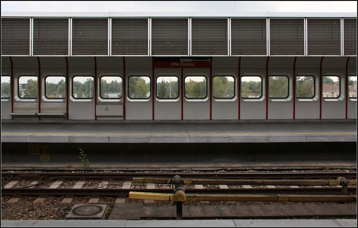 Abgerundete Fenster -

Der U-Bahnhof Alte Donau liegt auf einem Hochbahnabschnitt der Linie U1. Die Gestaltung der Station der 'Architektengruppe U-Bahn' zeigt abgerundete Formen sowohl bei den Fenstern als auch bei den Übergängen von Decke zur Wand. Dieser Abschnitt der Wiener U1 ging 1982 in Betrieb.

08.10.2016 (M)