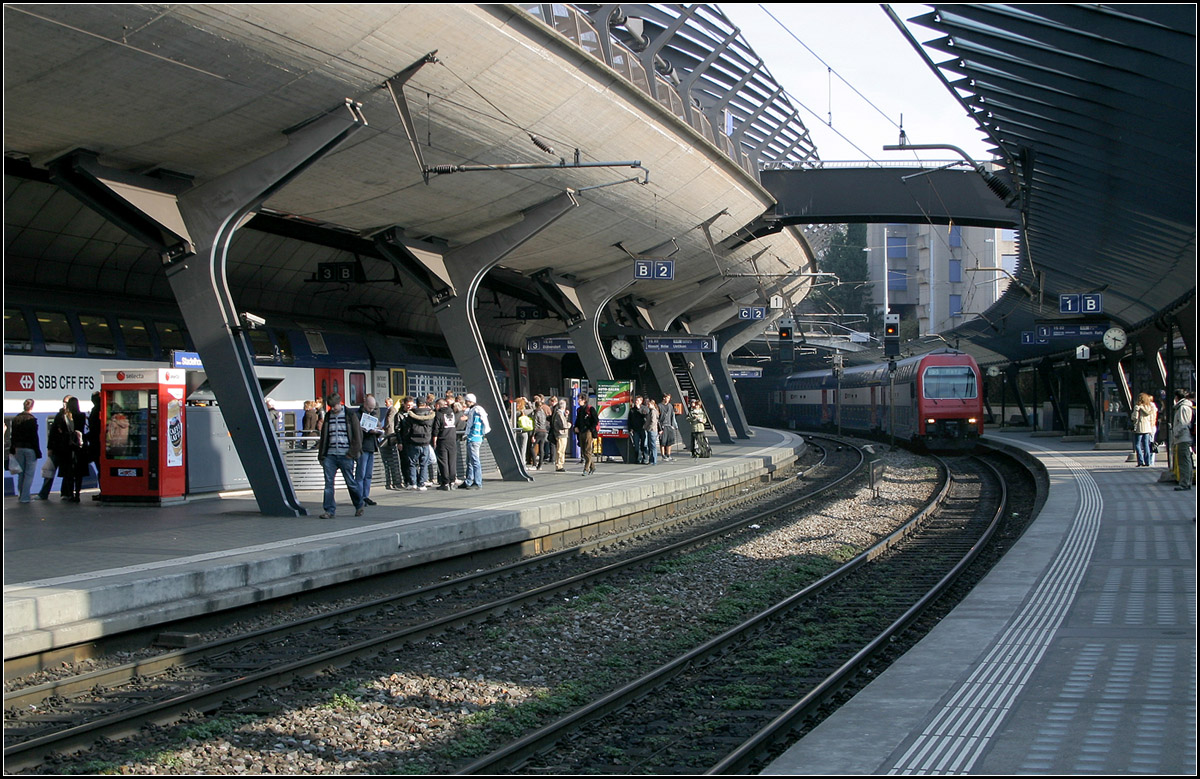 Abgerundete Formen -

S-Bahnhof Zürich Stadelhofen: ein besonders gestalteter Bahnhof vom spanischen Architekten Santiago Santiago Calatrava. Der Mittelbahnsteig befindet sich quasi unterirdisch im Hang, der Seitenbahnsteig dagegen unter einem Glasdach. 

09.03.2008 (M)