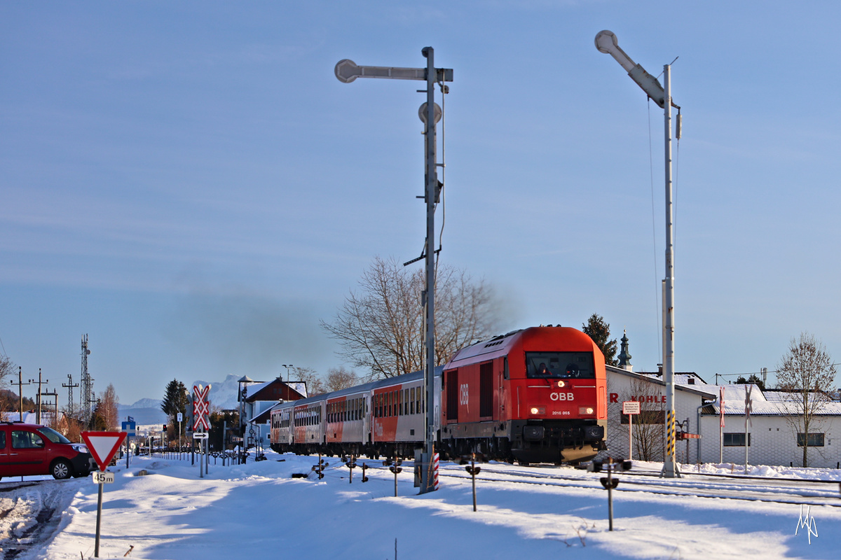 Abgesehen von Triebwägen ist die Mattigtalbahn fest in der Hand der Baureihe 2016. Hier im Bild verlässt die 2016.065 mit REX 5871 den Bahnhof Munderfing in Richtung Braunau. (08.02.2019)