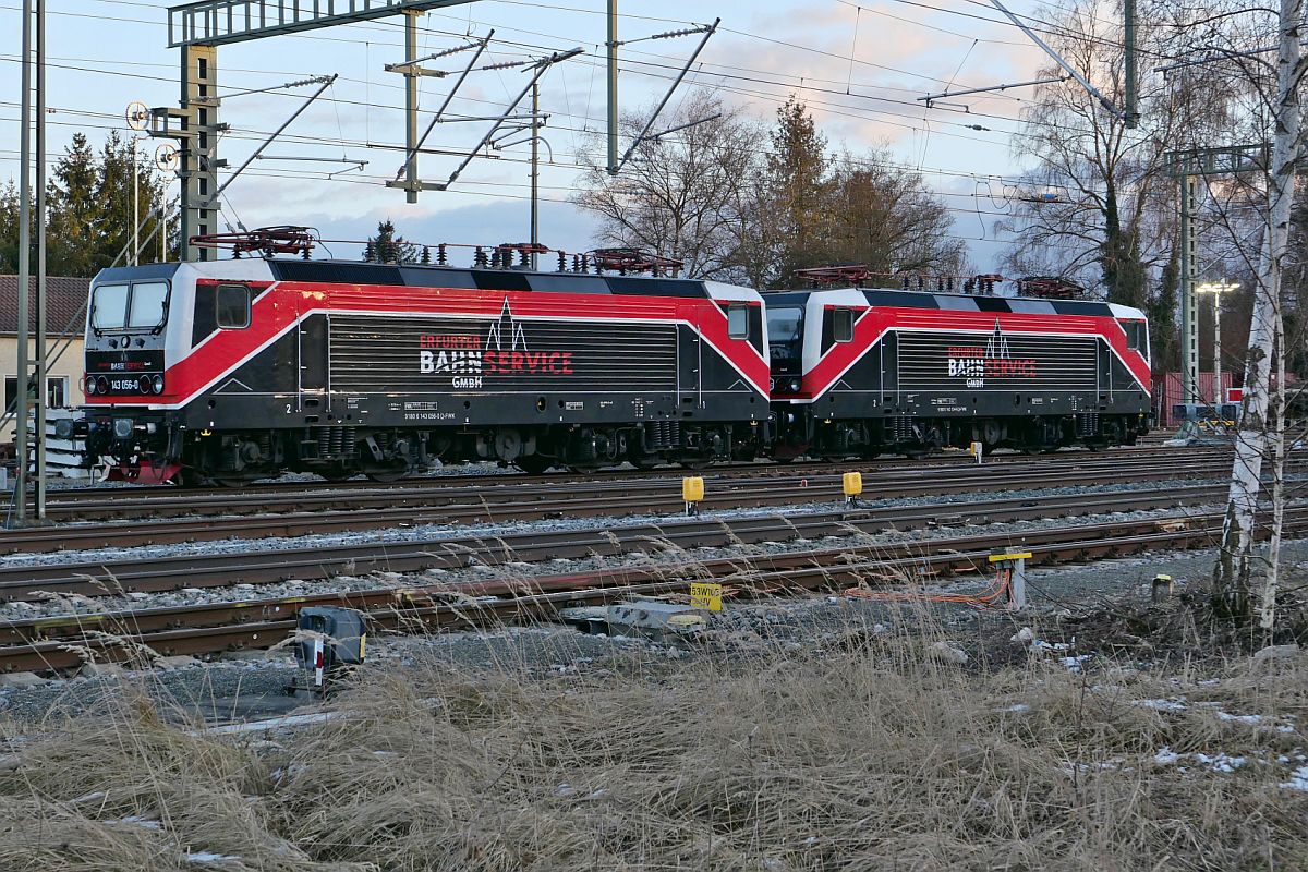 Abgestellt (|) - 143 056-0 und 143 124-6 der EBS Erfurter Bahnservice GmbH am 07.02.2022 in Aulendorf
