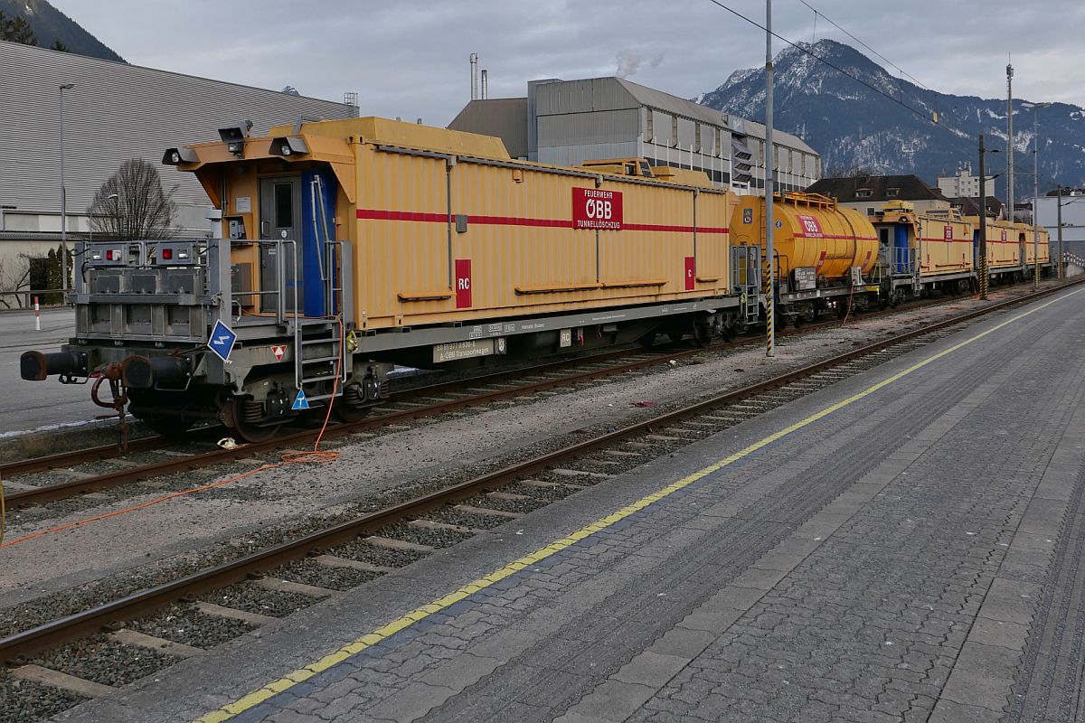 Abgestellt (|) - ÖBB Tunnellöschzug mit vier Transport- und einem Wasserwagen am 11.02.2023 im Bahnhof von Bludenz. Im Vordergrund Transportwagen 80 81 977 0 630-8.