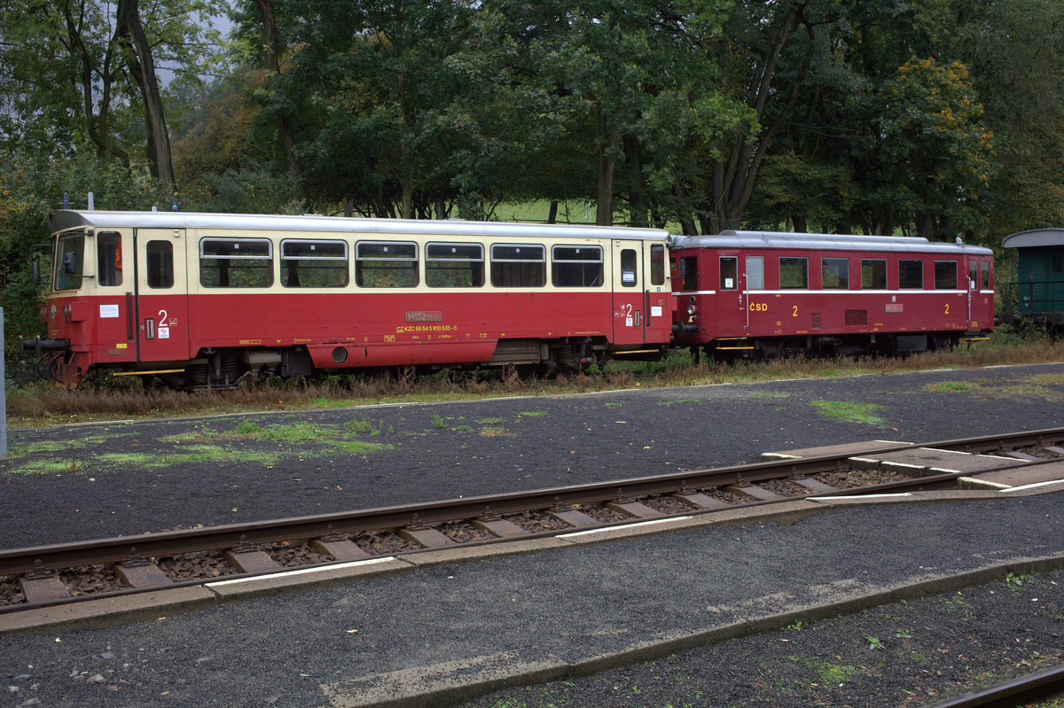 Abgestellt in Česká Kamenice  ein TW der Baureihe  M152  und  M 131. 03.10.2019  11:08 Uhr.