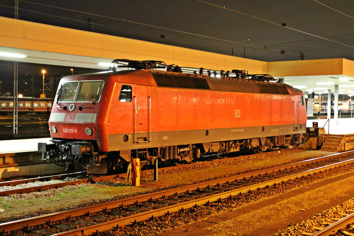 Abgestellt am 27.11.2014 die 120 125-0, als sie noch zu DB Fernverkehr gehörte, im Badischen Bahnhof von Basel und wartet auf ihren nächsten Einsatz. Heute gehört die Lok der DB Systemtechnik aus Minden (Westf.).