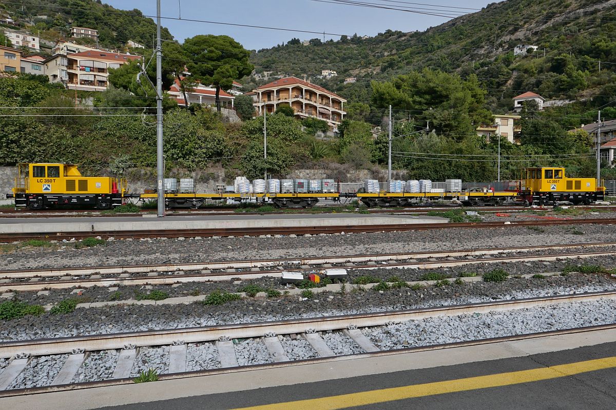 Abgestellt im Bahnhof von Ventimiglia - Zwei LC 350 T vor/hinter zwei Rungenwagen am 19.10.2021