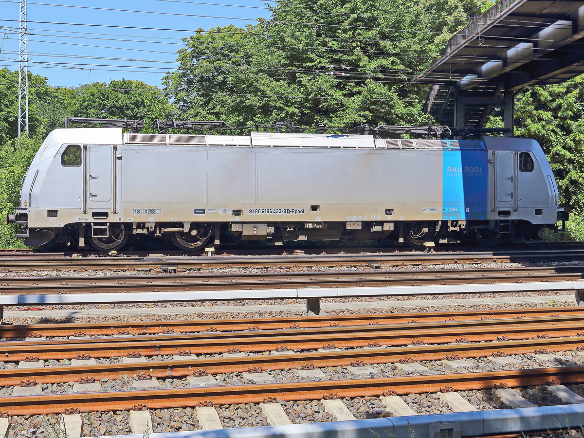 Abgestellt im Bereich des Bahnhof Berlin Schönefeld Flughafen steht 91 80 6186 433-9D-Rpool am 20. Mai 2018.