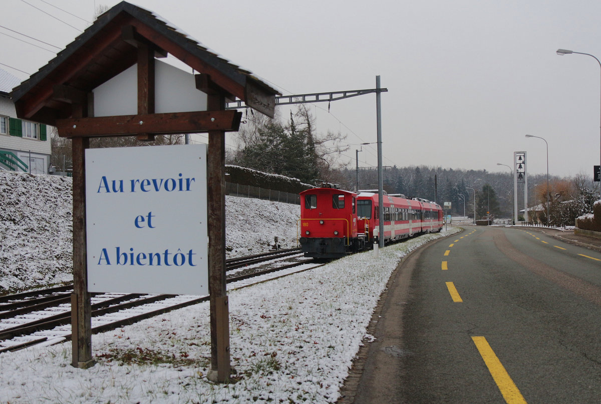 Abgestellt in Bonfol sind die kleine Rangierlok 180 (von 1962) und der Pendelzug 141 (ehemals SBB-Prototyp 560 002, Baujahr 1984). Bonfol, 11.Januar 2018 