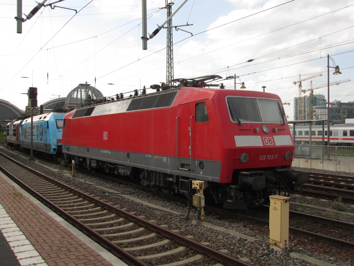 Abgestellt in Dresden am Hbf am 08.05.2015 wurde die 120 103-7 wohl wegen des Streikes.