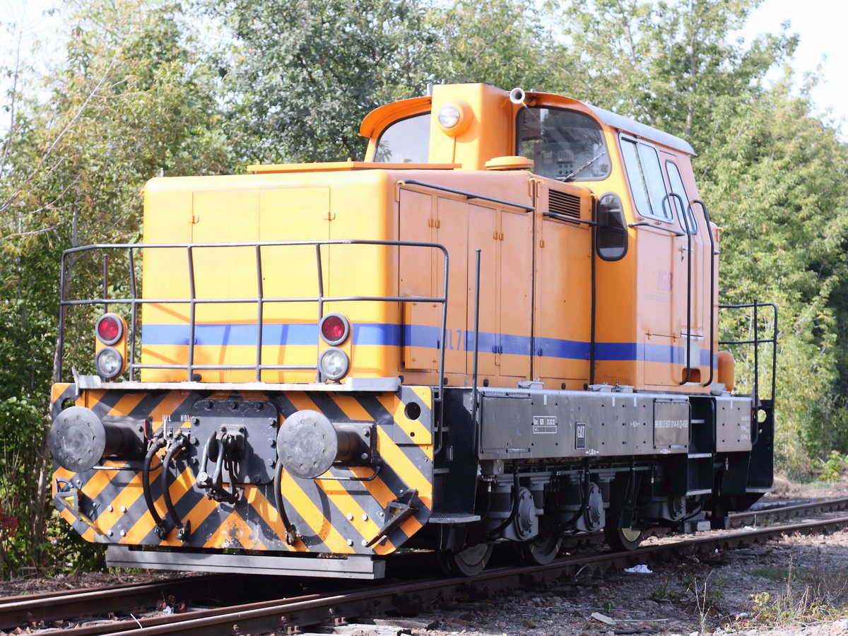Abgestellt in einem öffentlichen zugänglichen Bereich  (Zufahrt über Parkplatz einer Kfz-Werkstatt) in Grünau stand am 28. September 2014  die Lok DL 9 (98 80 3 507 014-9 D-IGB)der Industriebahngesellschaft Berlin (IGB).