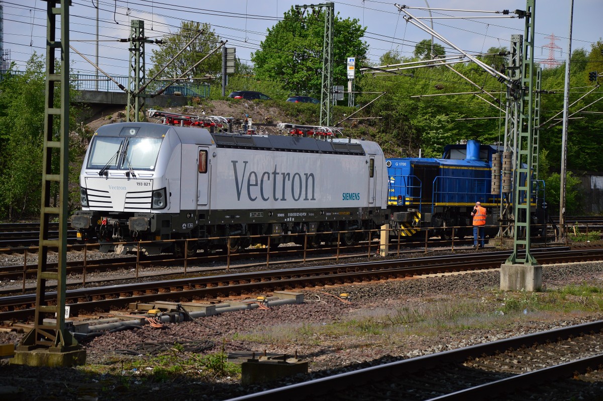 Abgestellt in Harburg sind die G 1700 der EVB 277 404-0 D-MWB, so wie die Siemens VECTRON 193 821-6 D-PCW. 9.5.2015