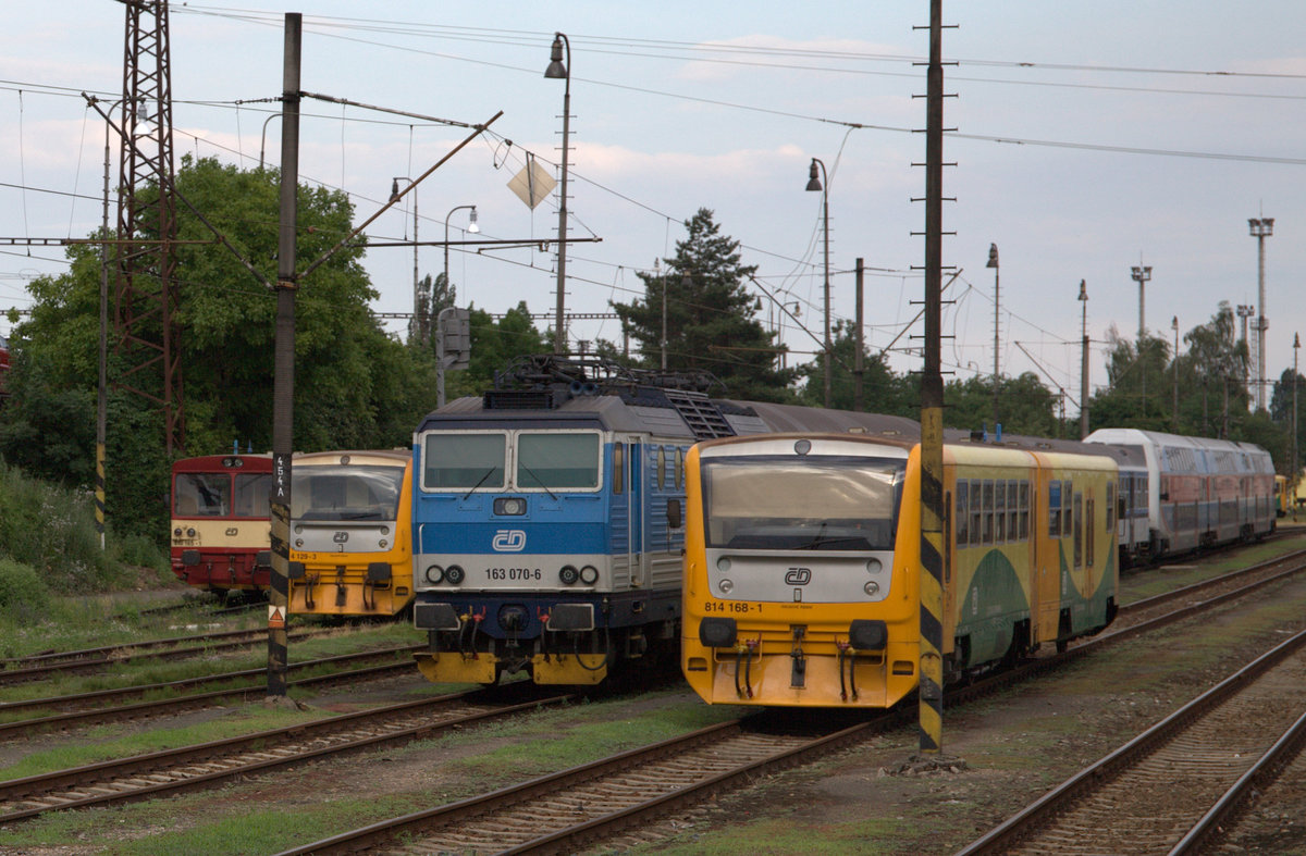 Abgestellt in Nymburk Triebwagen und Züge des Nahverkehrs.22.06.2019 18:00 Uhr.
Nymburk
