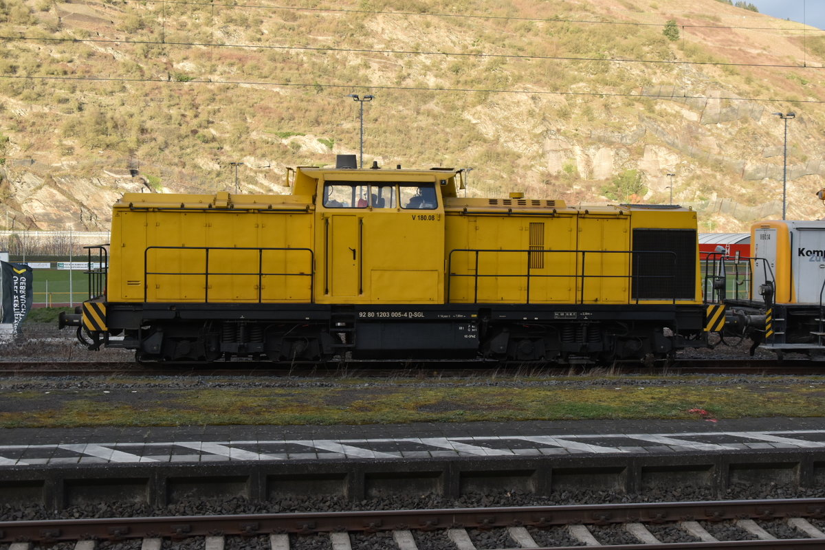 Abgestellt in Oberwesel ist hier die SGL 1203 005 alias V180.08 mit einer V60 zu sehen. Sonntag 10.3.2019