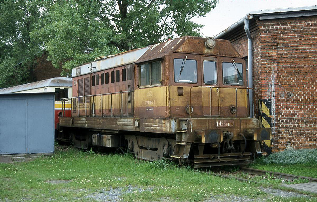 Abgestellt und so belassen! - In einer Ecke des Depot Krnov stand am 16.6.2001 dieser noch mit CSD und alter Nummer bezeichnete T 4350050 Hector.