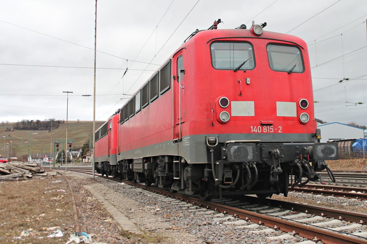 Abgestellt stand am 21.02.2017 die EBS 140 815-2 (ex. RBH 163) zusammen mit der Schwestermaschiene 140 811-1 im Bahnhofsbereich von Efringen-Kirchen und warteten dort auf ihre nächste Leistung.