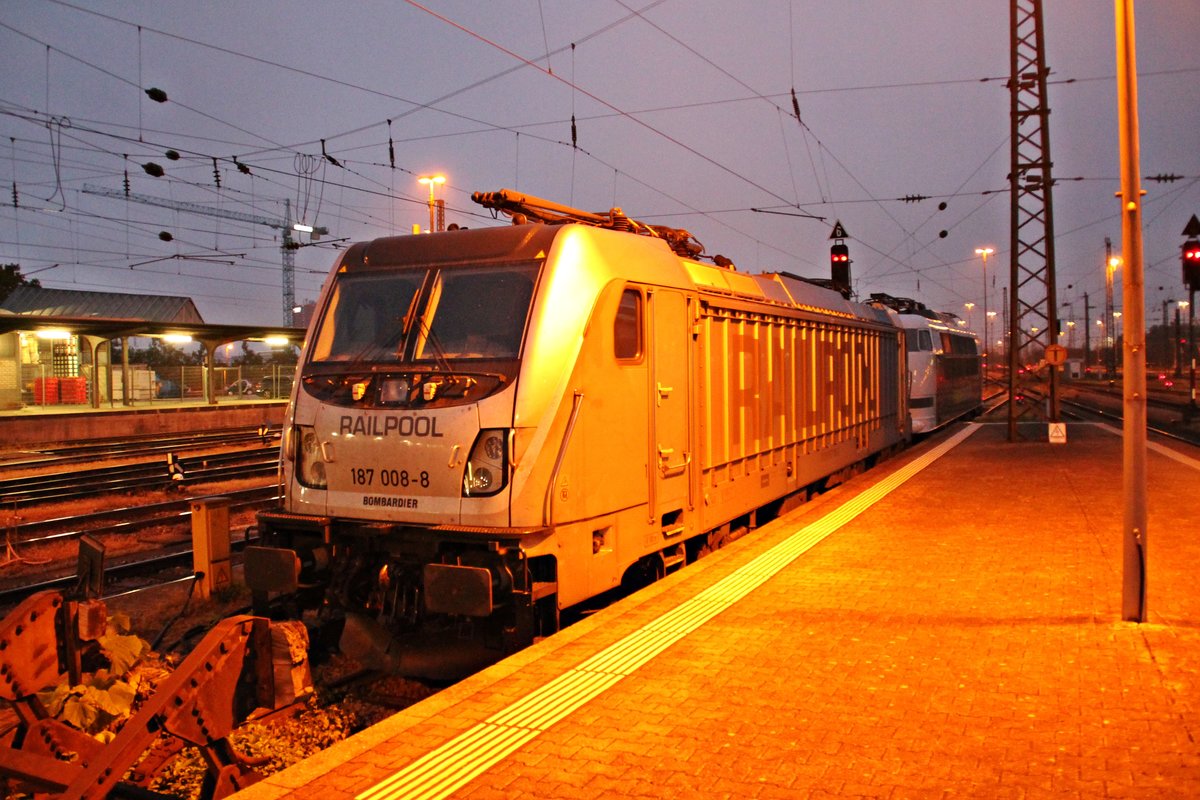 Abgestellt stand am 21.09.2015 die Railpool 187 008-8 auf einem Stumpfgleis zusammen mit der 103 222-6 in Basel Bad Bf. Die 103er brachte am gleichen Tag die 187er zum Hersteller Bombadier nach Kassel zurück.