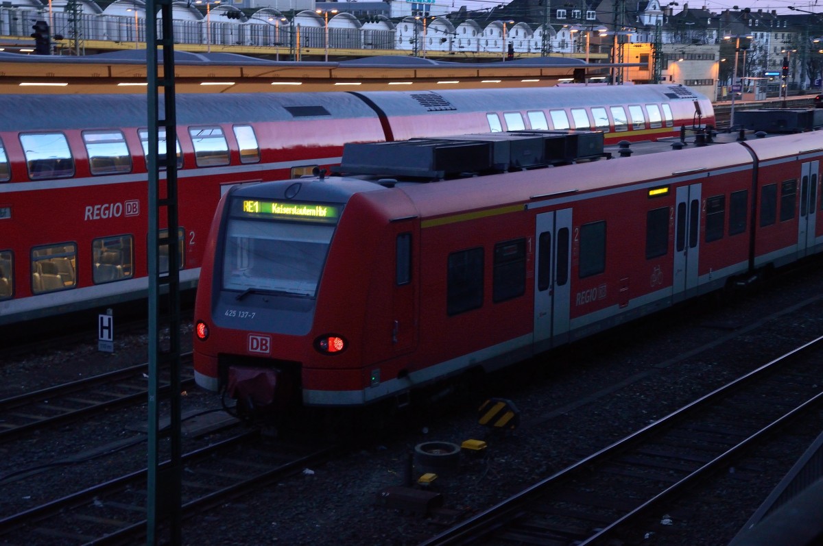 Abgestellt steht der 425 137-7 im Koblenzer Hbf. Wie der Zielanzeiger unschwer erkennen lässt ist er als RE1 in Diensten gewesen. Sonntag 2.2.2014