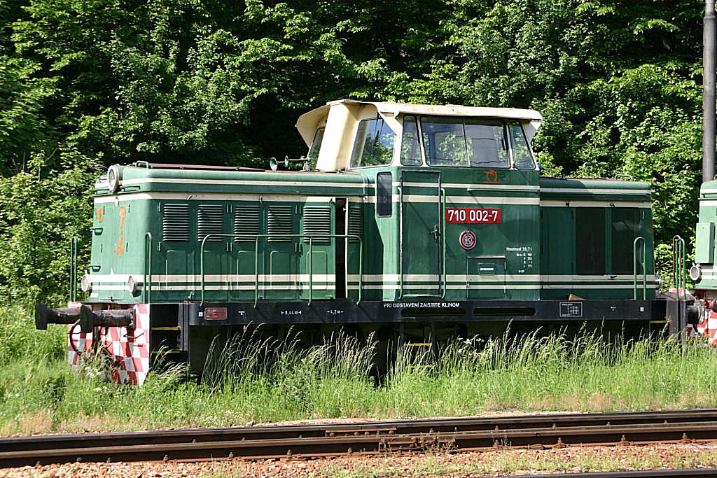Abgestellt steht 710002 am 2.6.2005 neben einer Schwestermaschine im
Bahnhof Kralovany.