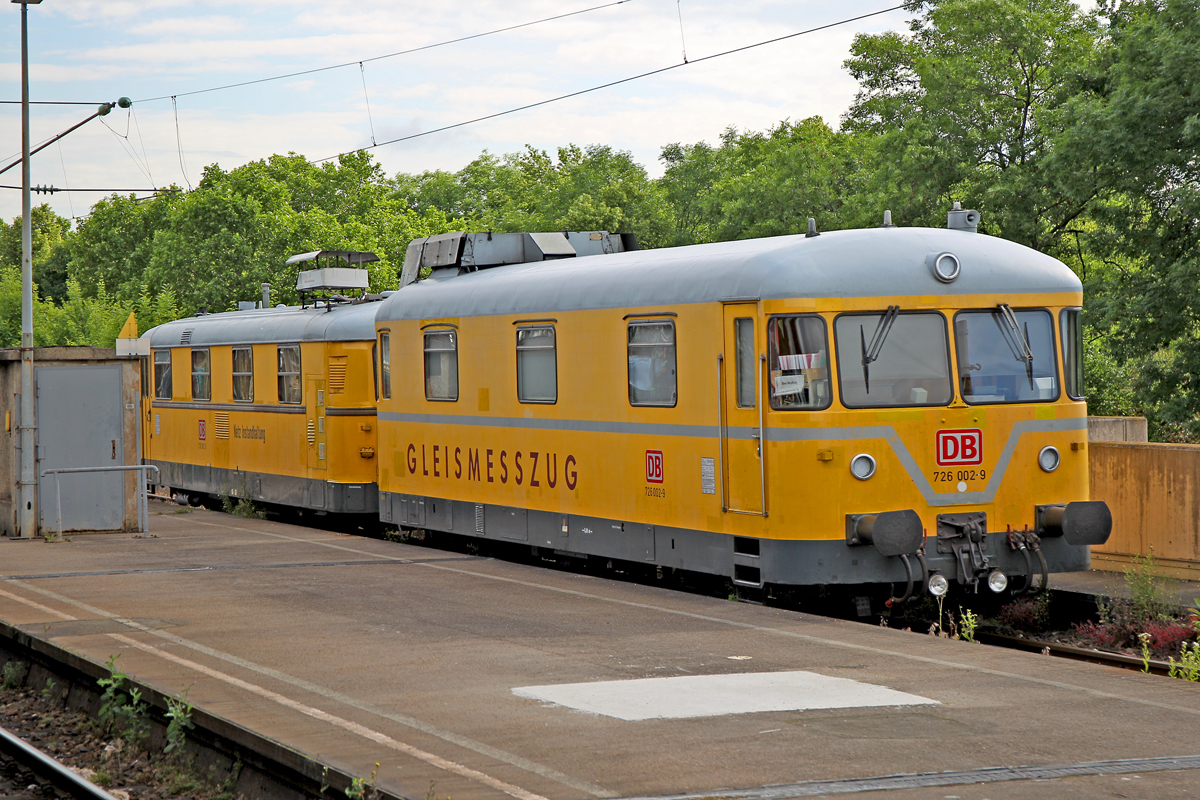 Abgestellt im Stuttgarter Hbf am 5.6.2014 steht der Gleismesszug 726 006-9