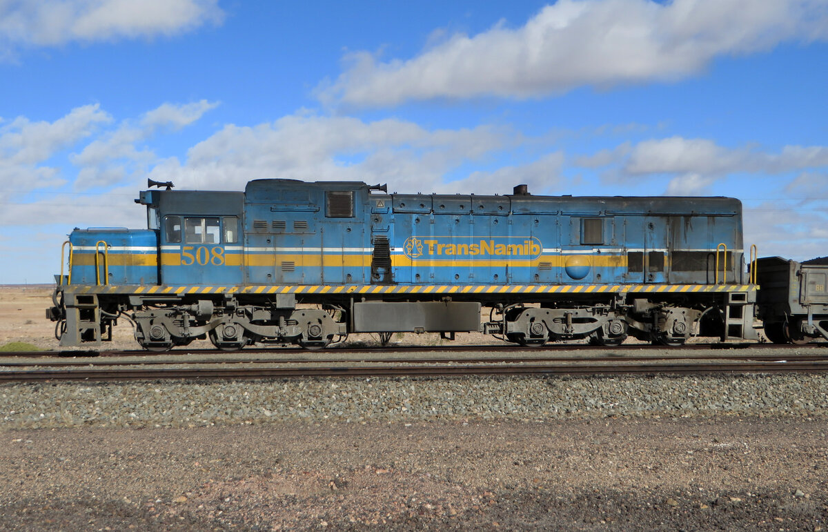 Abgestellt in der W�ste: TransNamib Nr. 508, da lohnt es sich, mit dem Auto anzuhalten. Namibia, 25.7.2014