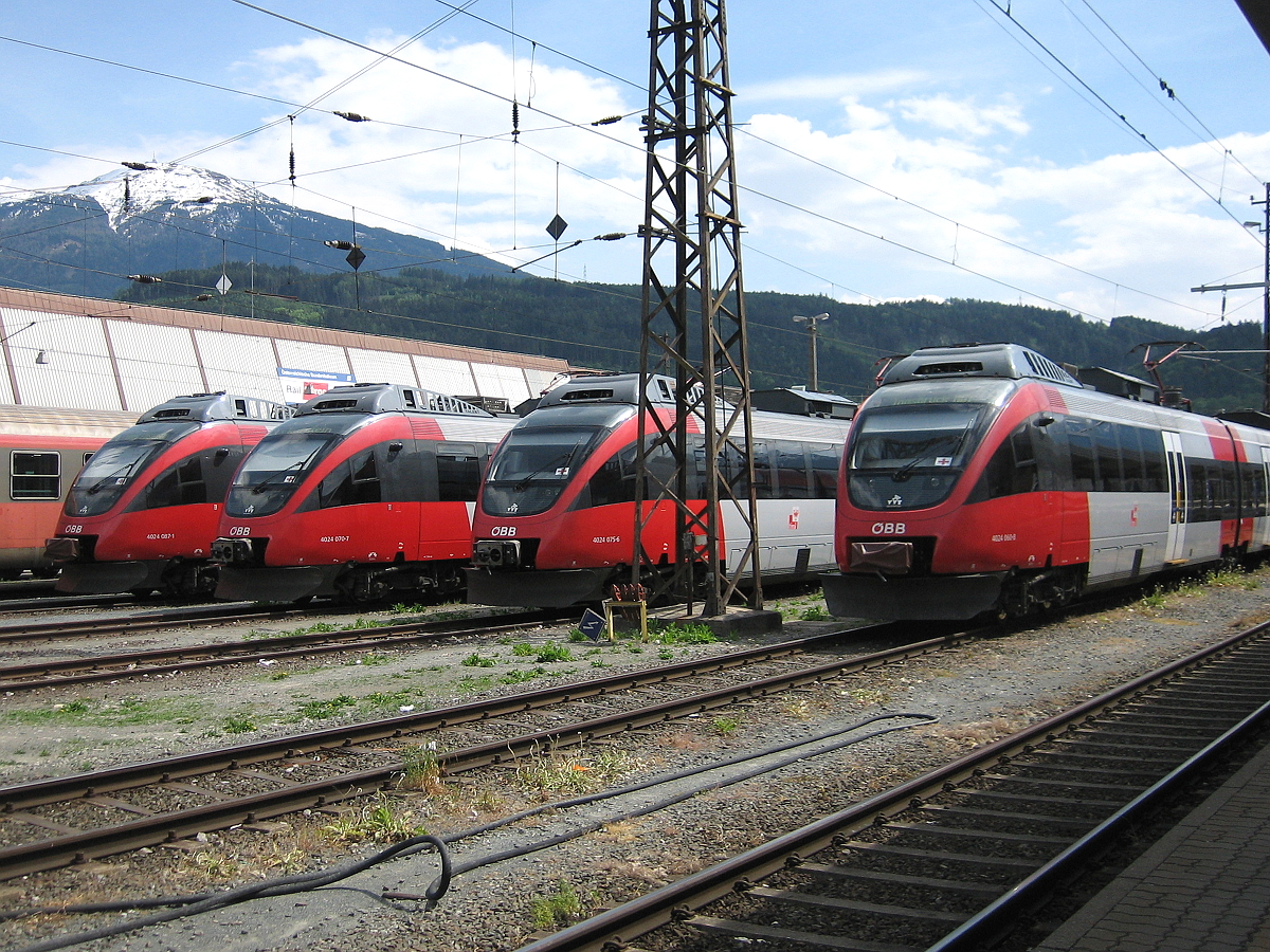 Abgestellte 4024  Talent  warten in Innsbruck Hbf auf den nächsten Einsatz. Aufgenommen am 15.05.2008