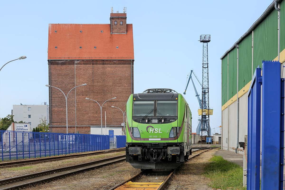 Abgestellte AKIEM HSL Lok 187 505 im Nordhafen von Stralsund. - 05.09.2018