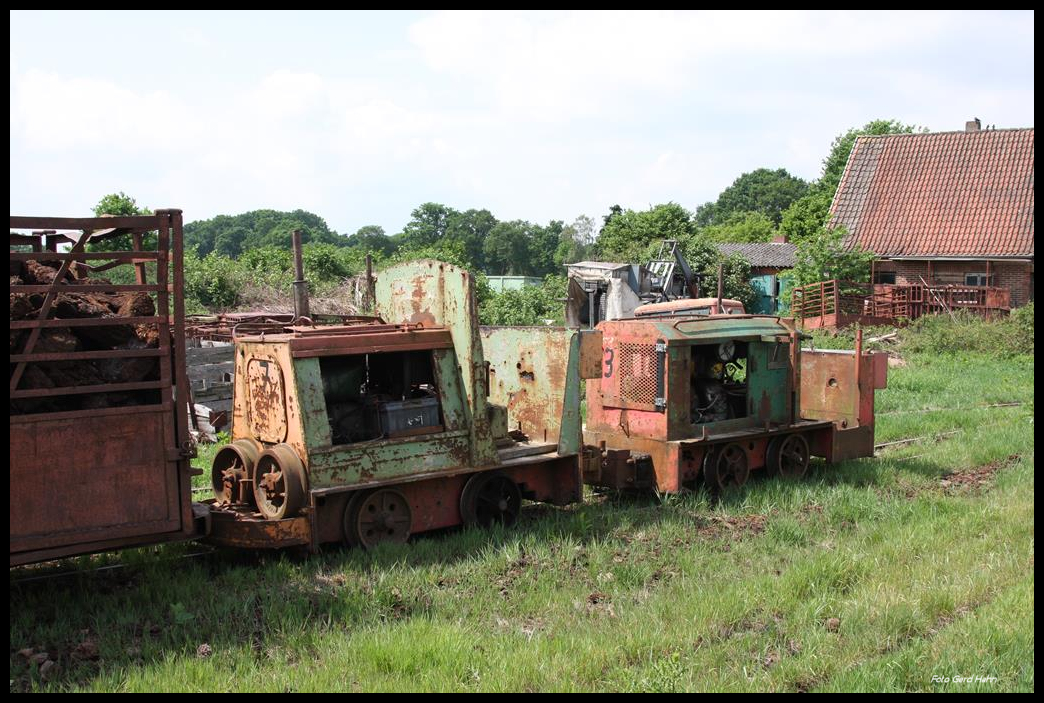 Abgestellte alte Feldbahn Loks am 30.05.2017 beim Torfwerk Bokern & Rießelmann in Lohne, Landwehrstraße 116.