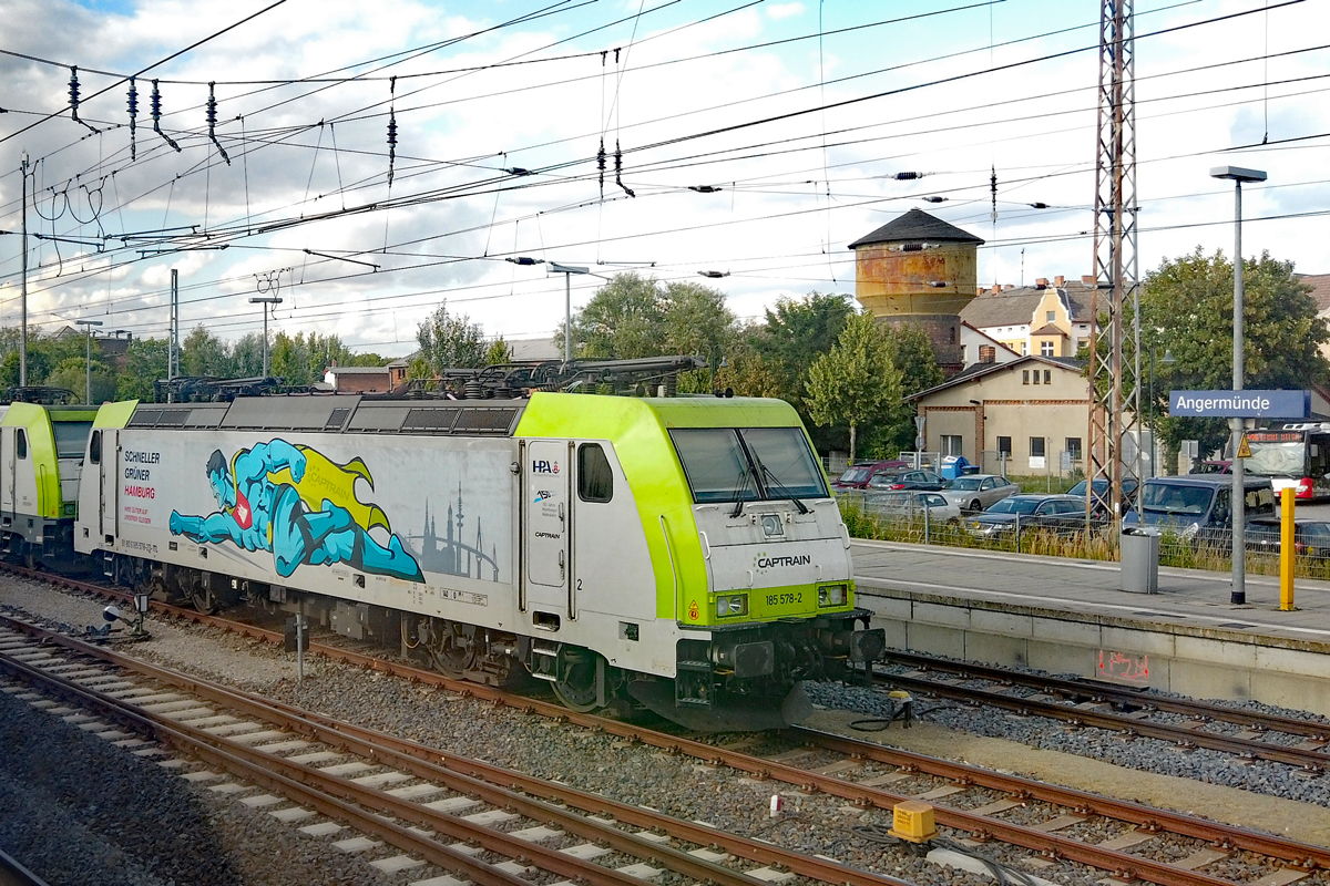 Abgestellte CAPTRAIN Lok’s 185 578 und 185 650 in Angernünde durch das Zugfenster aufgenommen. - 14.08.2019