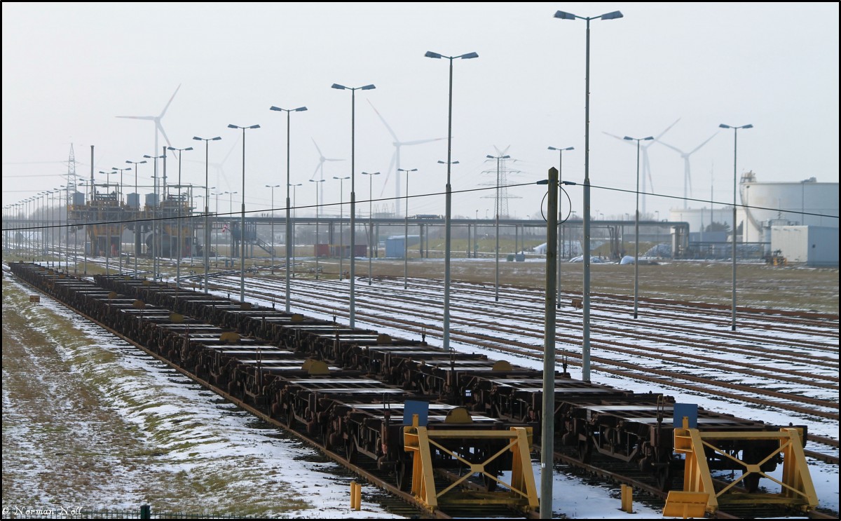 Abgestellte Containertragwagen auf den Gleisen der Tankfarm in Wilhelmshaven... ob es dort günstiger als auf der Vorstellgruppe vom Jade-Weser-Port war, kann man nur drüber spekulieren...
25/01/2015