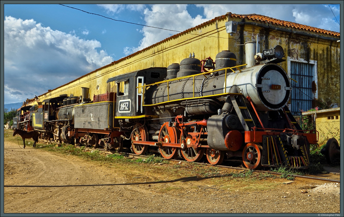 Abgestellte Dampflokomotiven und 1-PS-Straßenfahrzeug im Bahnhof Trinidad: Von den 3 Dampflokomotiven, die eigentlich zur Bespannung eines Ausflugszuges ins Valle des los Ingenios vorgesehen waren, ist derzeit keine Maschine einsatzfähig. Vorn ist die Lok 1432 zu sehen, die optisch noch in relativ gutem Zustand ist. Dahinter stehen die Maschinen 1590 und 1552. (Trinidad, 27.03.2017)