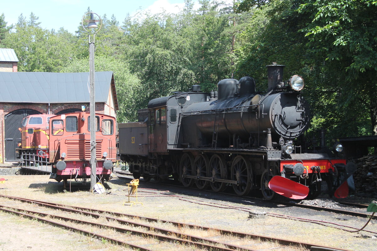 Abgestellte Diesel und Dampflokomotive im Bahnhof Brösarp am 21.07.2022.