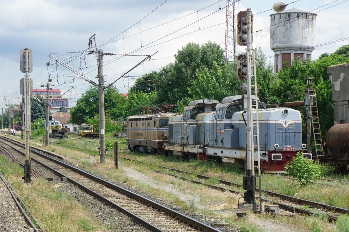 Abgestellte Dieselloks(BR 81 0417-6 u. 81 ??), eine E-Lok (BR 043 ??) dahinter Wasserkräne und der Wasserturm des BW von Fetesti.
Aufgenommen am 21.05.2018 vom IR Constanta-Bukarest.
Zu spät gesehen habe einige verrostete Dampfloks und eine Schneeschleuder auf dem BW Gelände.

