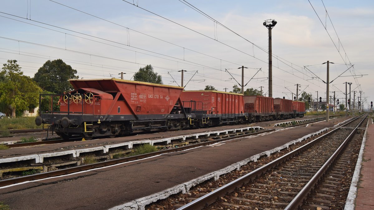 Abgestellte Kieswagen im Bahnhof Tandarei am 30.09.2017