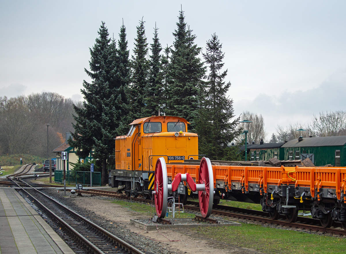 Abgestellte Lok 106 756 mit Arbeitszug eingesetzt bei  Gleisbauarbeiten in Putbus. - 27.11.2021
