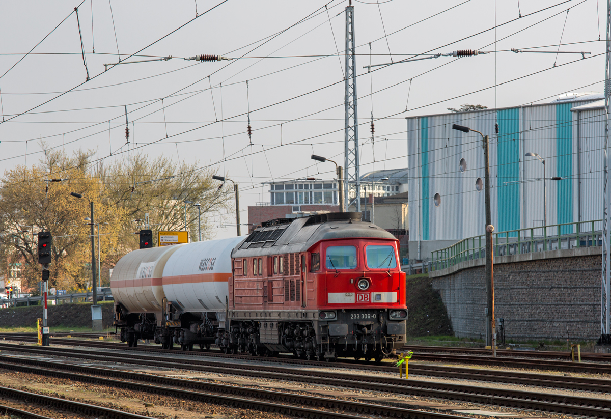 Abgestellte Lok der BR 233 mit zwei Kesselwagen auf dem Bahnhof in Waren (Müritz). - 02.04.2014