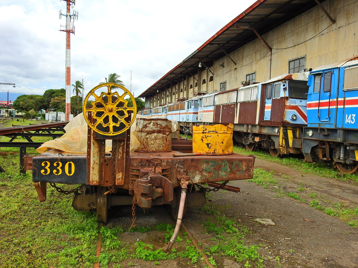 Abgestellte Lokomotiven im Bahnhof  Estación del Pacífico , in San Jose. Die abgestellten Lokomotiven sind von Alsthom / Siemens / AEG aus den 1980-er Jahren. In folge von Erdbeben und Erdrutschen ist der Bahnbetrieb nahezu komplett eingestellt.
Die Fotos entstanden in, von der Straße frei zugänglichen Bereichen. Die Fotos wurden am 23.08.2016 aufgenommen.