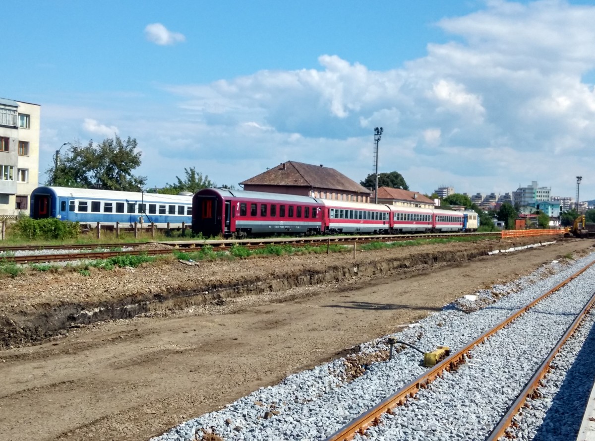 Abgestellte Personenwagen in Bahnhof Targu Mures warten am 23.08.2015 darauf, dass sie auf Reise gehen...