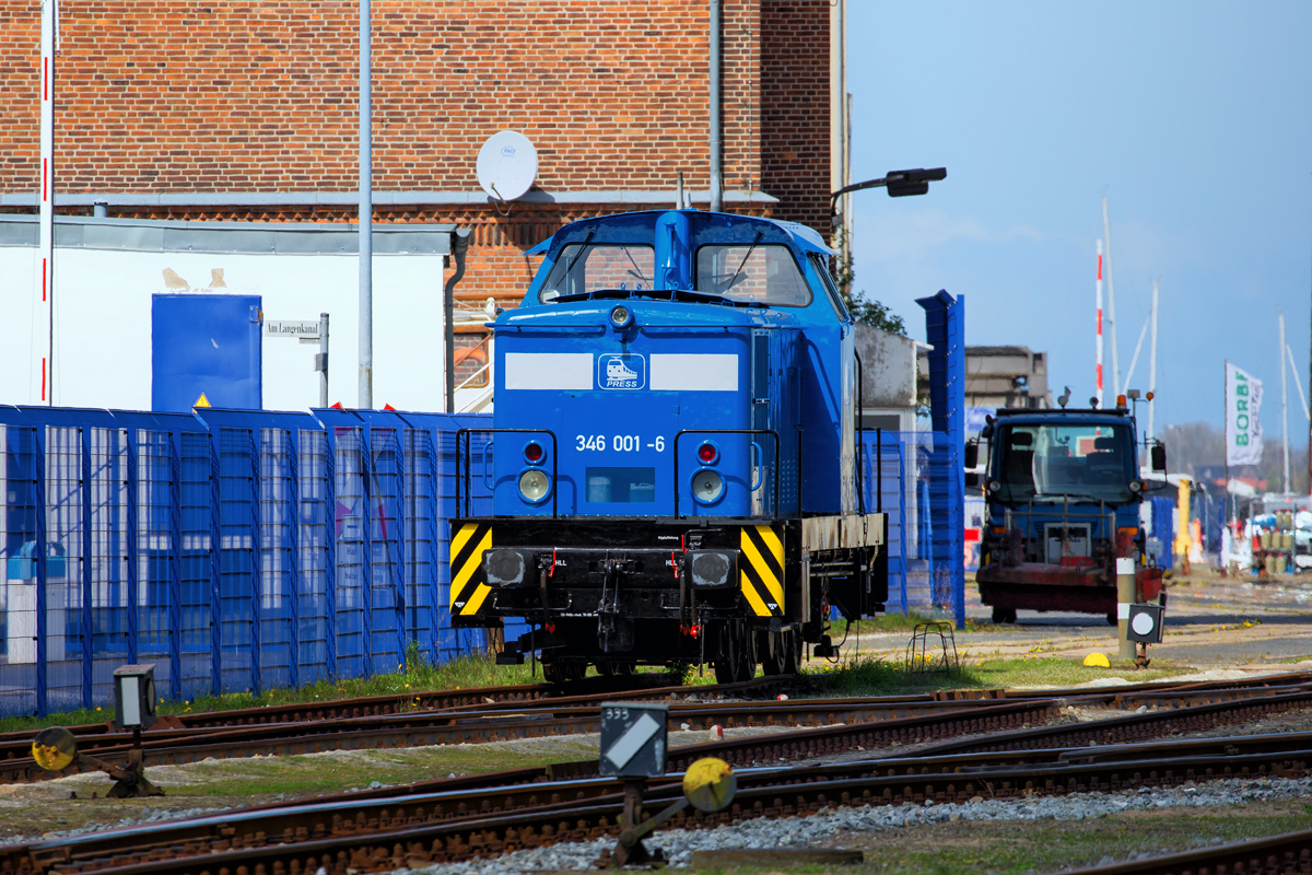 Abgestellte Press Lok 346 001 im Anschluss des Hafens in Stralsund. - 22.04.2016