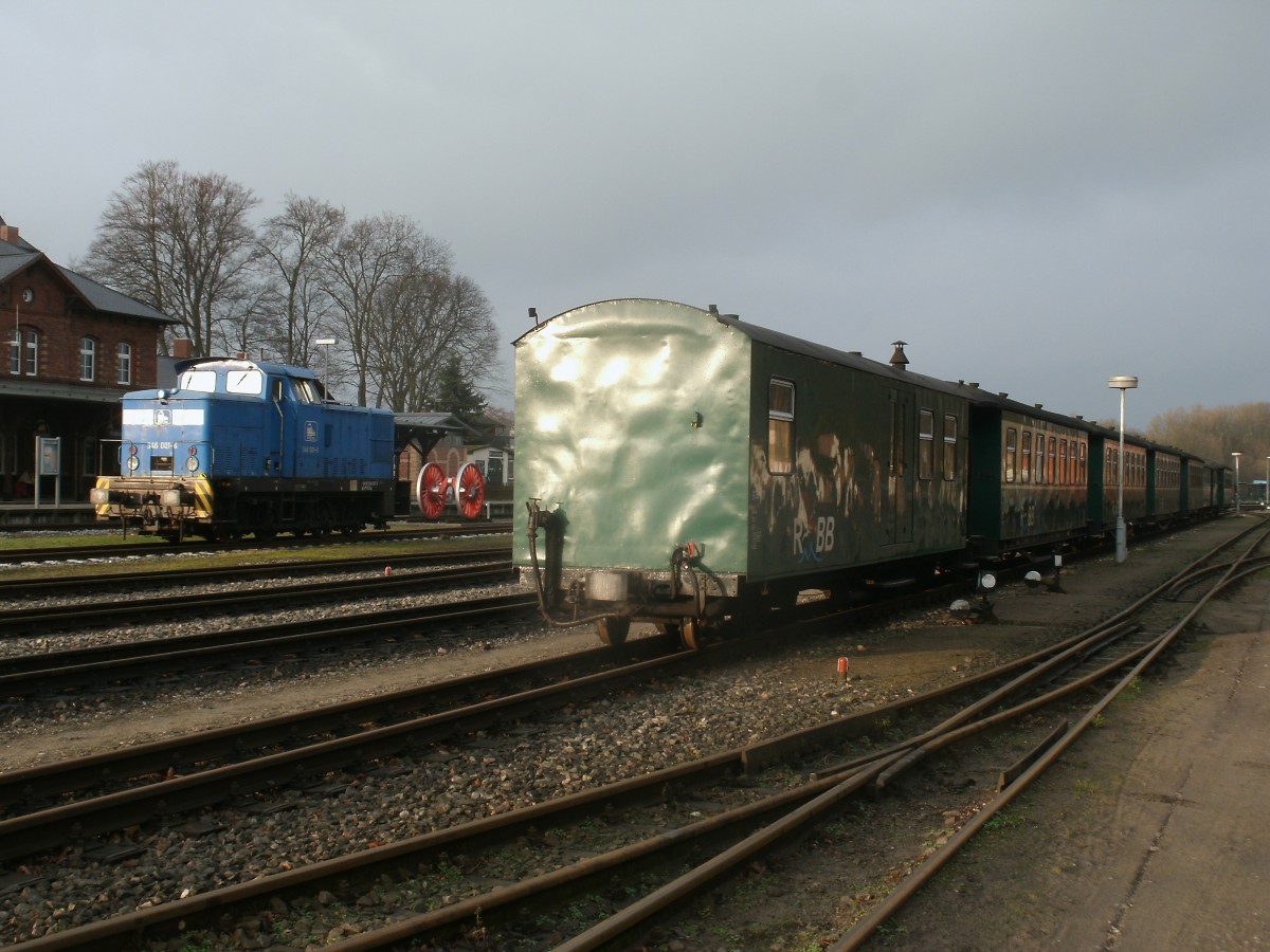 Abgestellte Reisezugwagen und die PRESS 346 001,am 29.Dezember 2013,in Putbus.