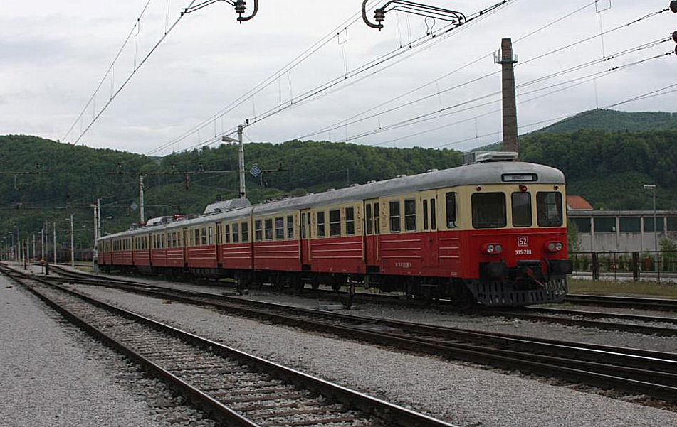 Abgestellte saubere Gomulka Einheit.
Am 29.4.2008 steht Elektrotriebzug 315208 im slowenischen Bahnhof Sevnica.