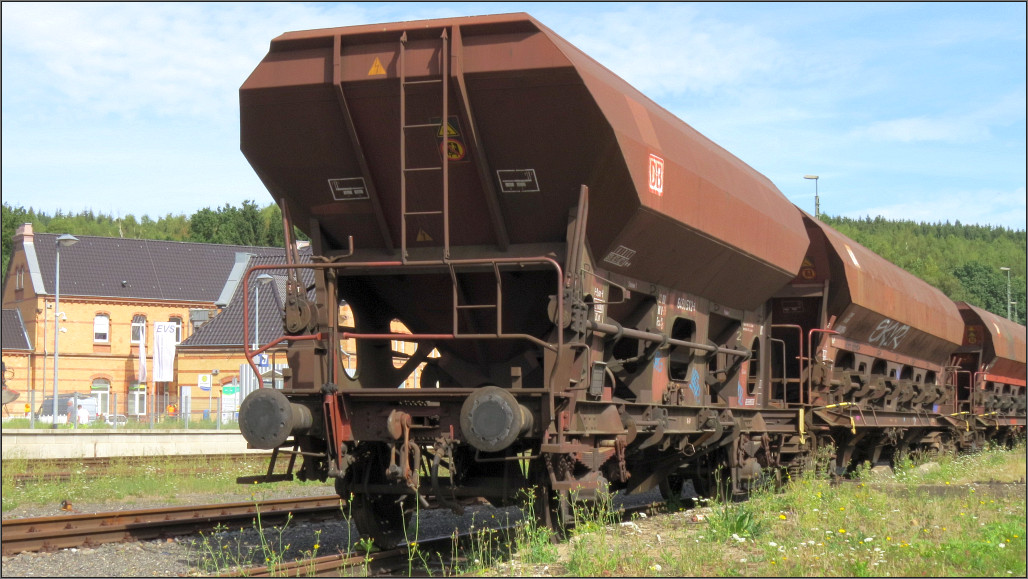 Abgestellte Schüttgutwagen dienten am 02.Sept.2016 als Motivauswahl am Stolberger Bahnhof (Rhl). Szenario vom Wegesrand aus eingefangen (öffentliche Straße).