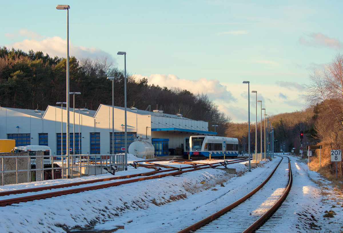 Abgestellte Stadler GTWs an der UBB Waschanlage des Betriebshofs im Seebad Heringsdorf. - 08.02.2015 - Am Bü Hp Ostseetherme aufgenommen.  