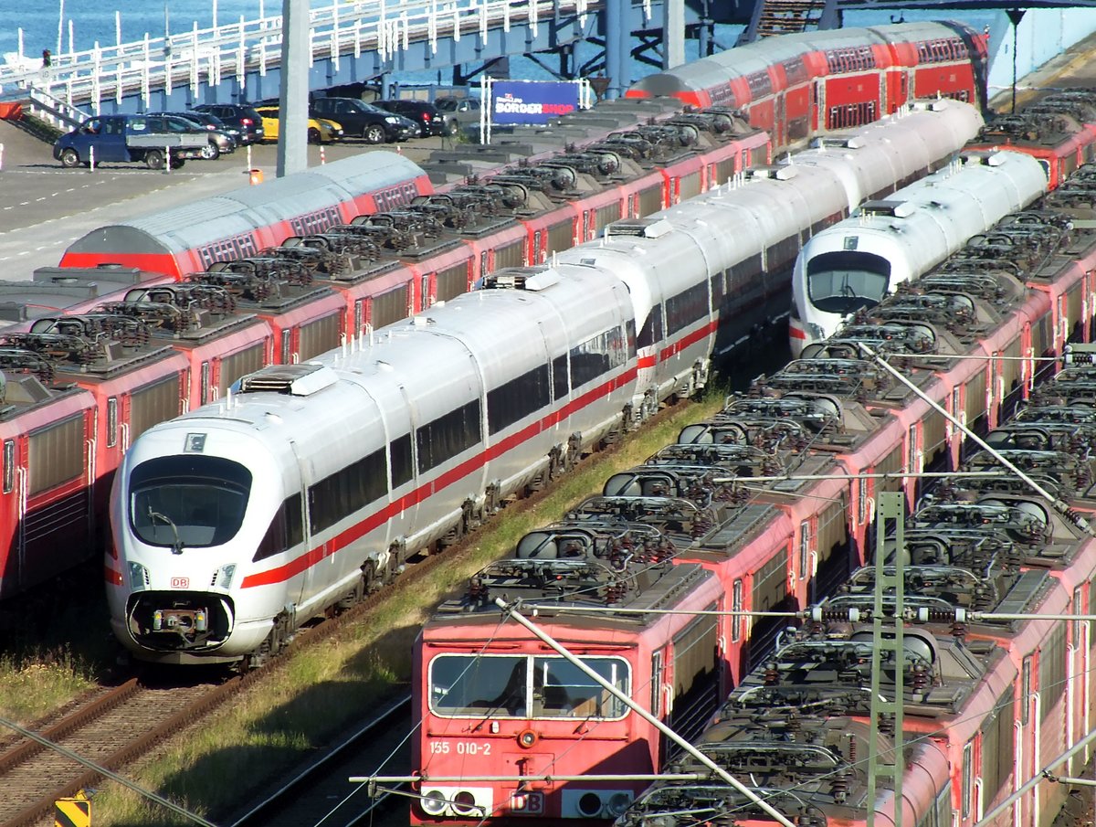 Abgestellte Triebwagen der Baureihe 605 am 15.07.17 im Fährbahnhof Mukran (DB Stillstandsmanagement).