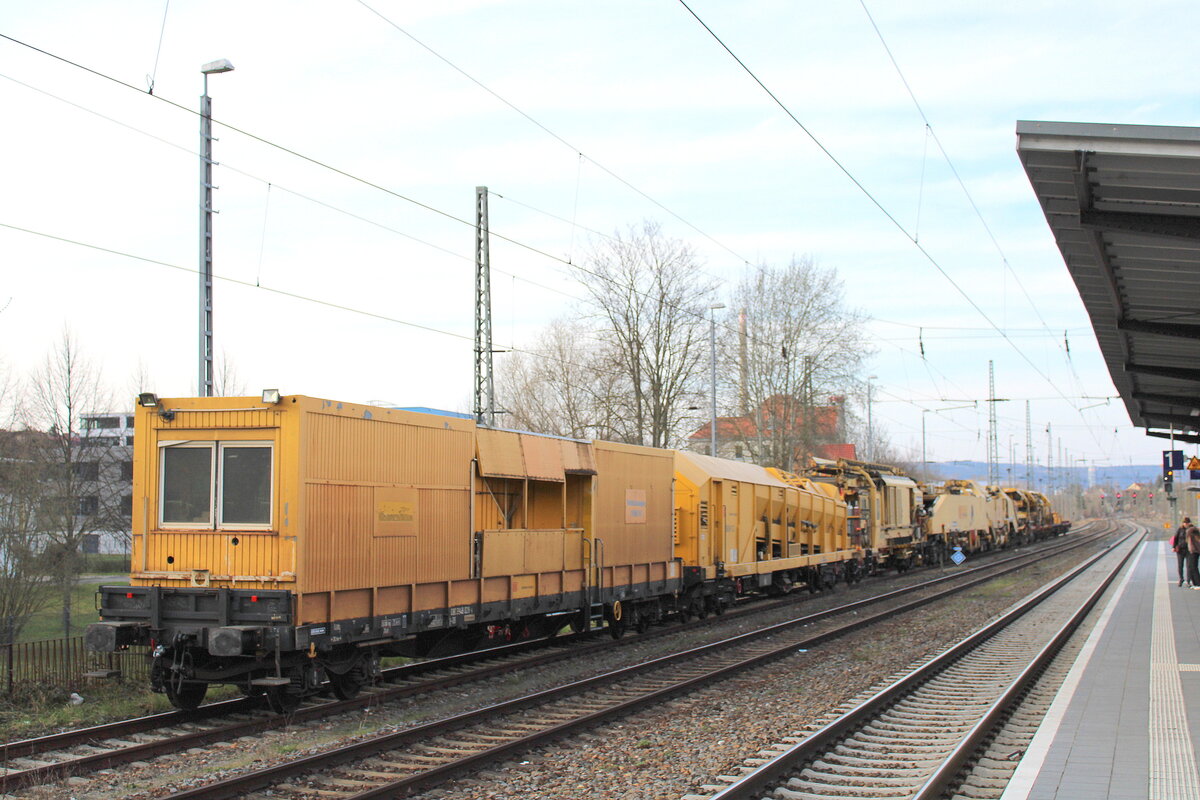 Abgestellte Umbauzugwagen der DB Bahnbau Gruppe, am 17.03.2024 in Jena-Göschwitz.