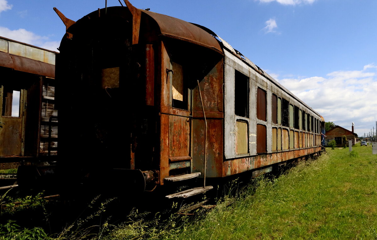 abgestellte  Wagenleichen  in Jaromer. 21.05.2022 10:26 Uhr.