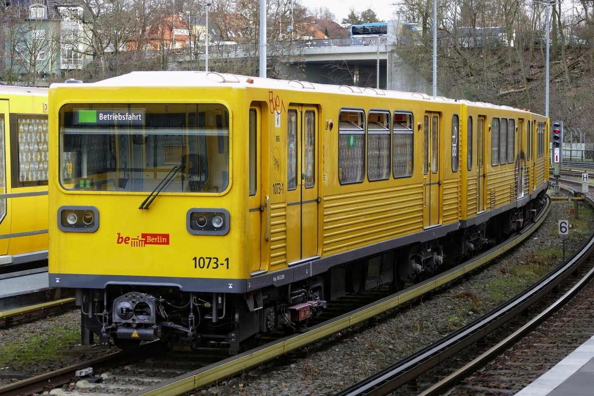 Abgestellter BVG U-Bahnzug '1073-1', vom Typ GI (Gisela). Bahnhof Berlin-Olympiastadion, vom Bahnsteig der U2, im Januar 2020.