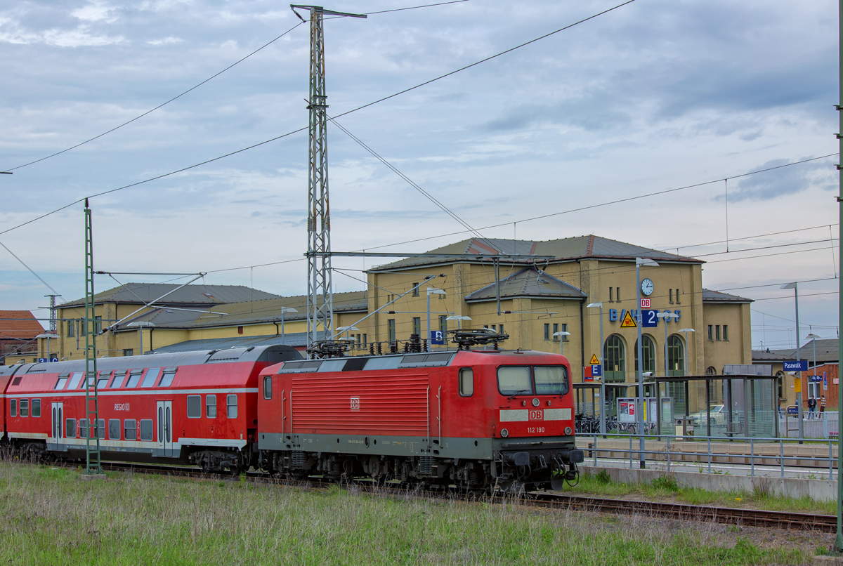 Abgestellter Ersatzzug am Bahnsteig 3 in Pasewalk. - 05.05.2015
