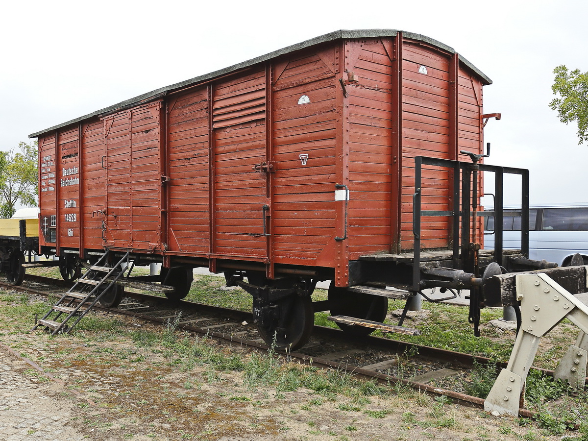 Abgestellter geschlossener ehemaliger Güterwagen der Deutsche Reichsbahn Stettin im Hafengebiet Rostock am 27. August 2018,.