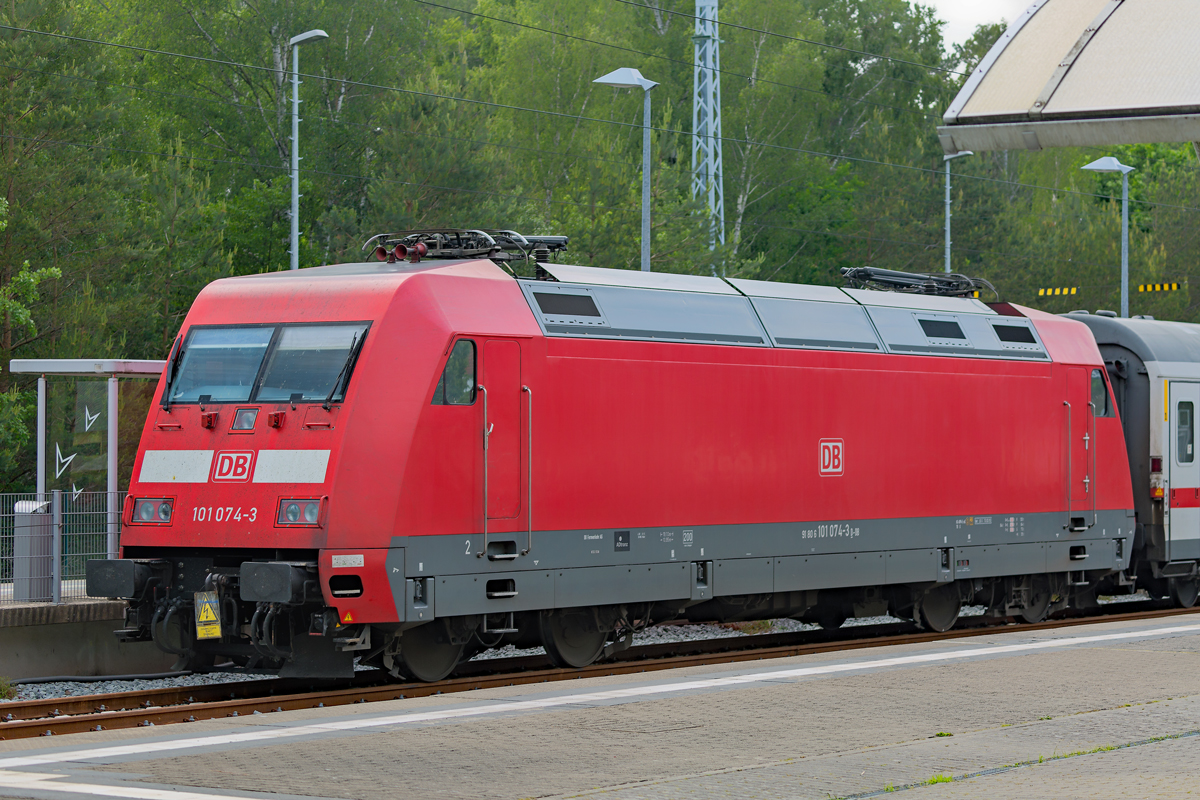 Abgestellter IC mit der Lok 101 074 am Bahnsteig 3 in Binz. - 11.06.2019 

