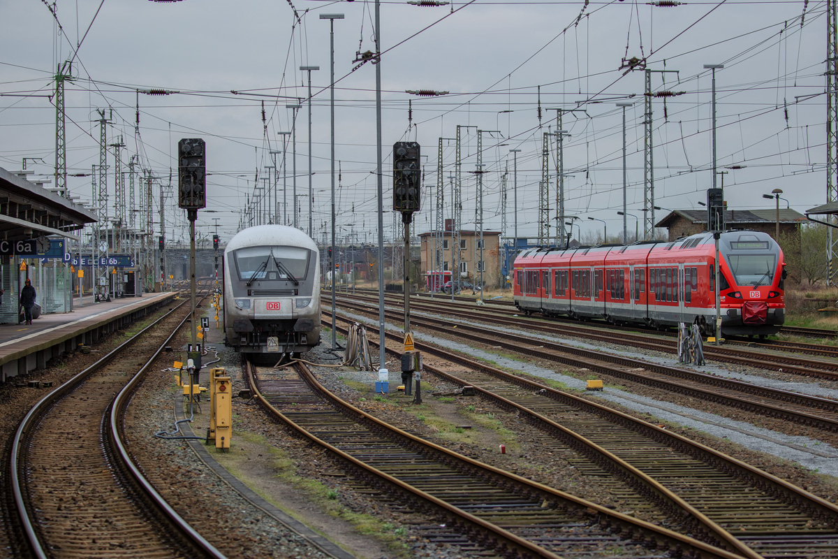 Abgestellter IC und RE in Stralsund. - 07.04.2017
